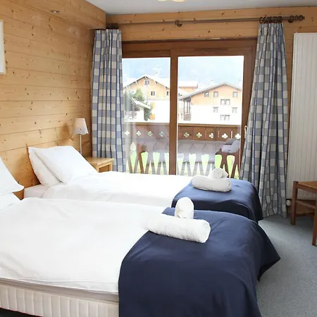 Les Dents Blanches Hostel *